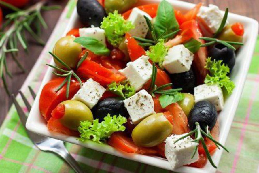 მსუბუქი და უგემრიელესი ბერძნული სალათის მომზადების უმარტივესი რეცეპტი