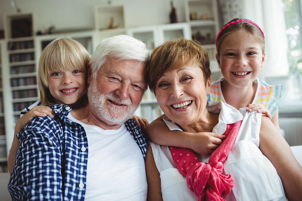 ​ბავშვები, რომლებიც ბებიებისა და ბაბუების გვერდით იზრდებიან, განსაკუთრებით ბედნიერები და ლაღები არიან