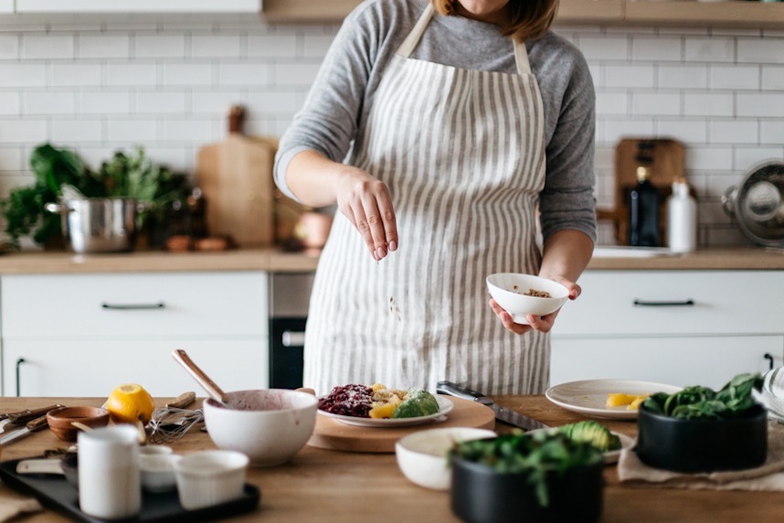 სამზარეულოში ტრიალი და კერძების მომზადება პანდემიით გამოწვეულ სტრესთან გამკლავების ერთ-ერთი საუკეთესო საშუალებაა