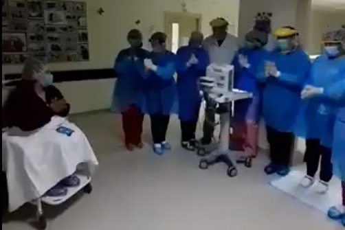 Covid-19-სგან გამოჯანმრთელებული ორსული პაციენტი პირველი საუნივერსიტეტო კლინიკის მედპერსონალმა ტაშით გააცილა (ვიდეო)