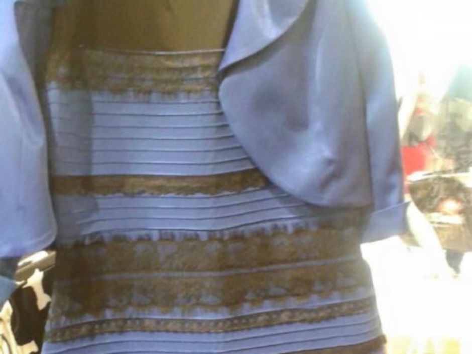 რა ფერის კაბას ხედავთ ფოტოზე?