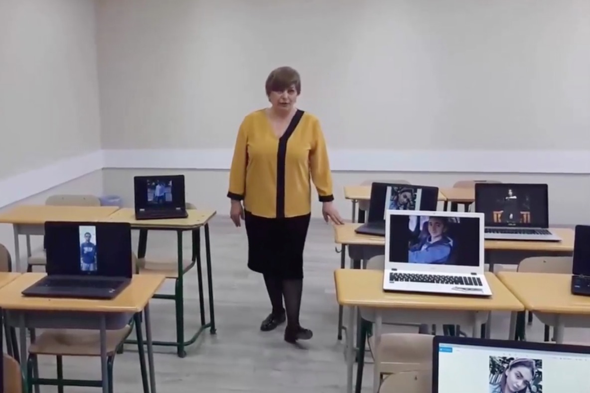 სოფელ გურჯაანის საჯარო სკოლის ემოციური და ორიგინალური ვიდეომილოცვა მეთორმეტეკლასელებს