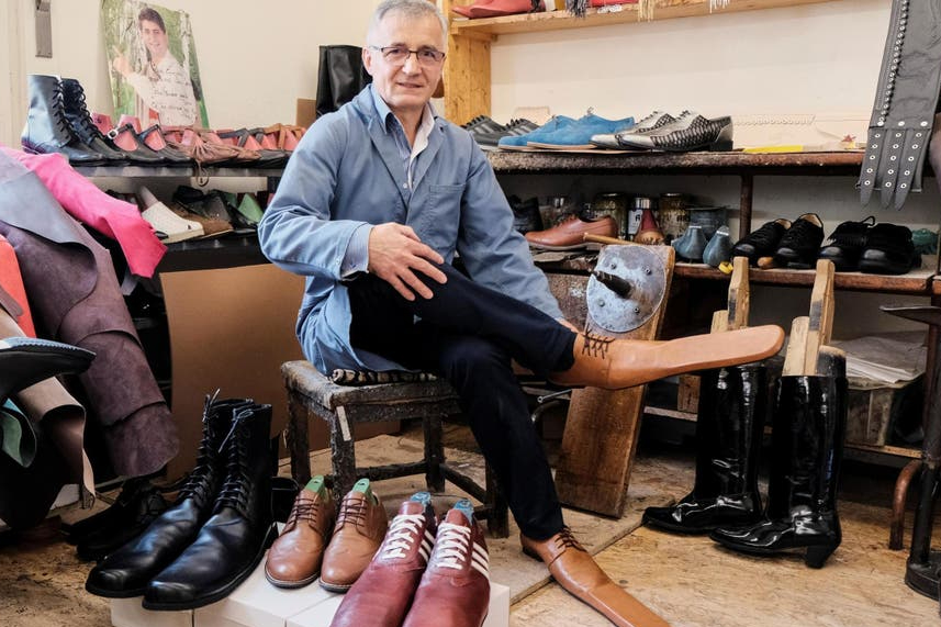 რუმინელმა მეწაღემ სოციალური დისტანციის დასაცავად სპეციალური ფეხსაცმელი შექმნა