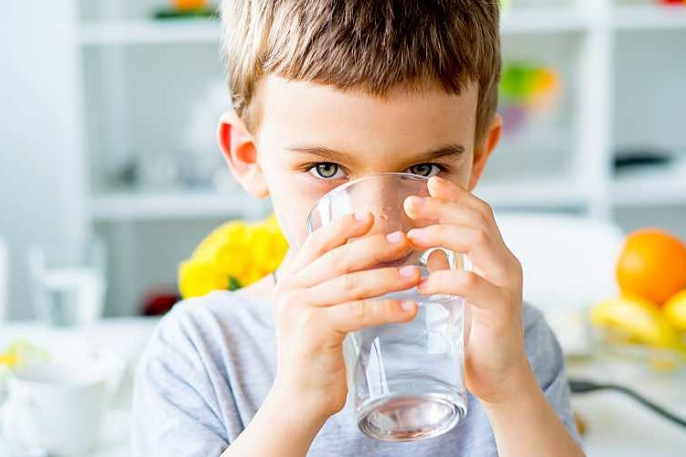 რომელი წყალი უნდა დალიოს ბავშვმა: ონკანის თუ ბოთლის?
