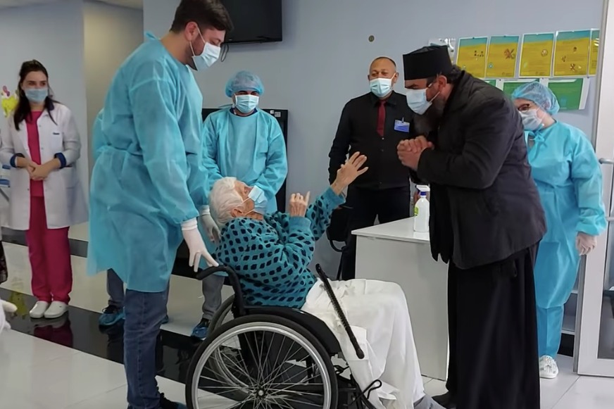 ​102 წლის ბებომ, რომელმაც კორონავირუსი დაამარცხა, კლინიკა დატოვა - ვიდეო