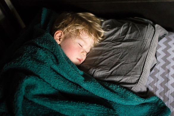 რატომ უნდა ეძინოს ბავშვს სიბნელეში?