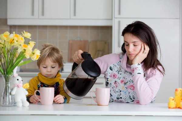 მეცნიერები დედებს ყავის მიღებაზე ლიმიტის დაწესებისკენ მოუწოდებენ